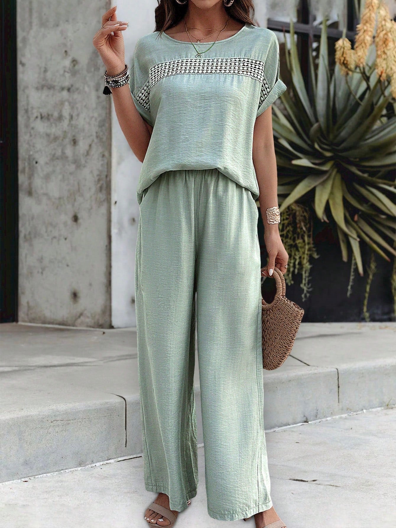 Conjunto Feminino Soltinho Calça e Blusa com Detalhe em Renda