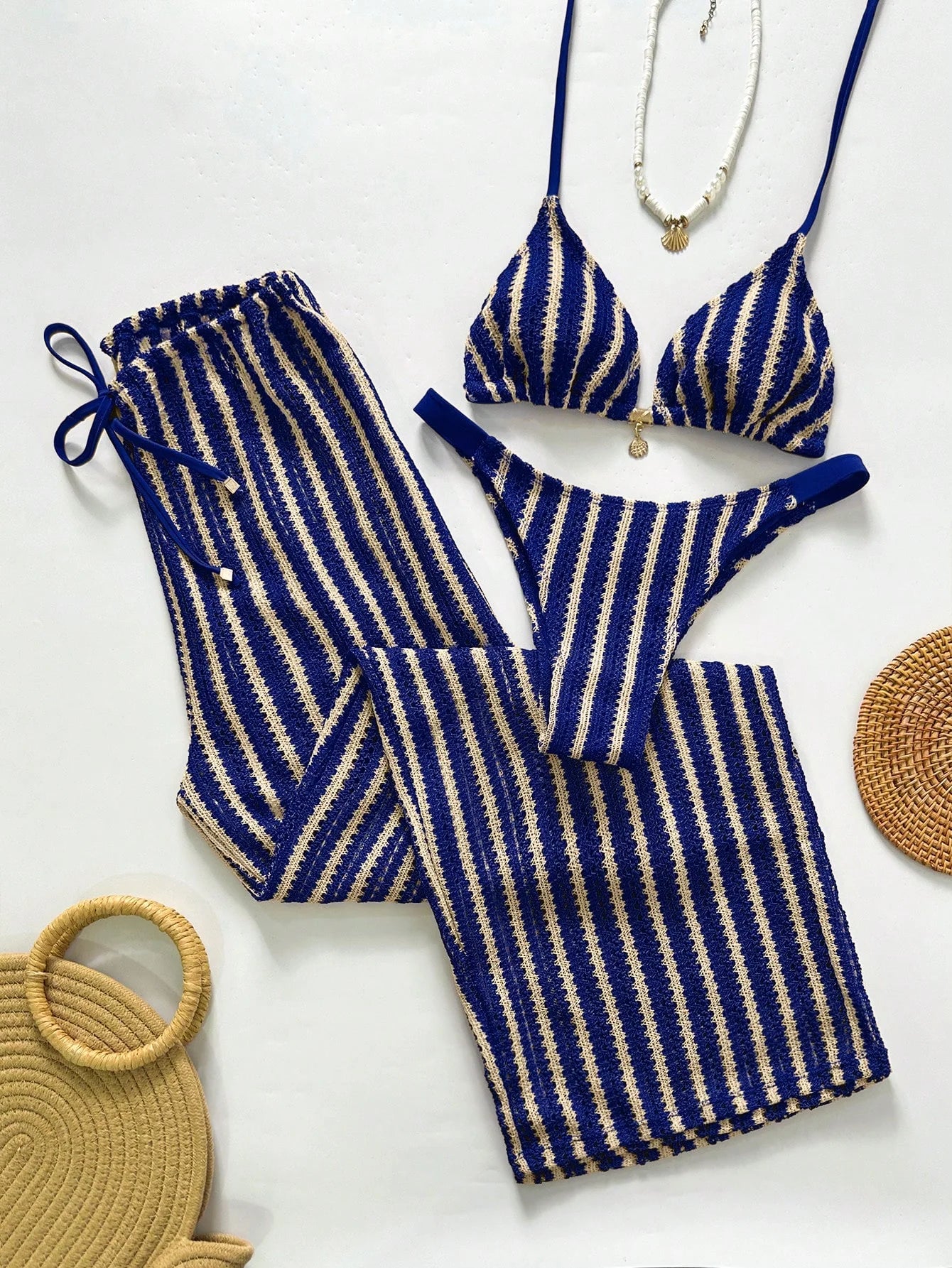 Biquíni de Crochê Listrado com Calça Saída de Praia