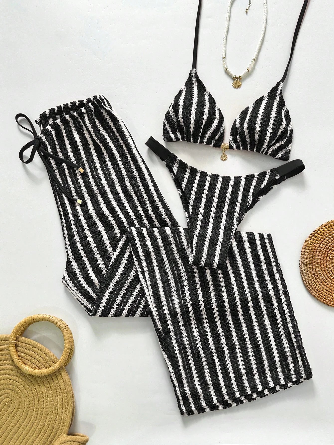 Biquíni de Crochê Listrado com Calça Saída de Praia