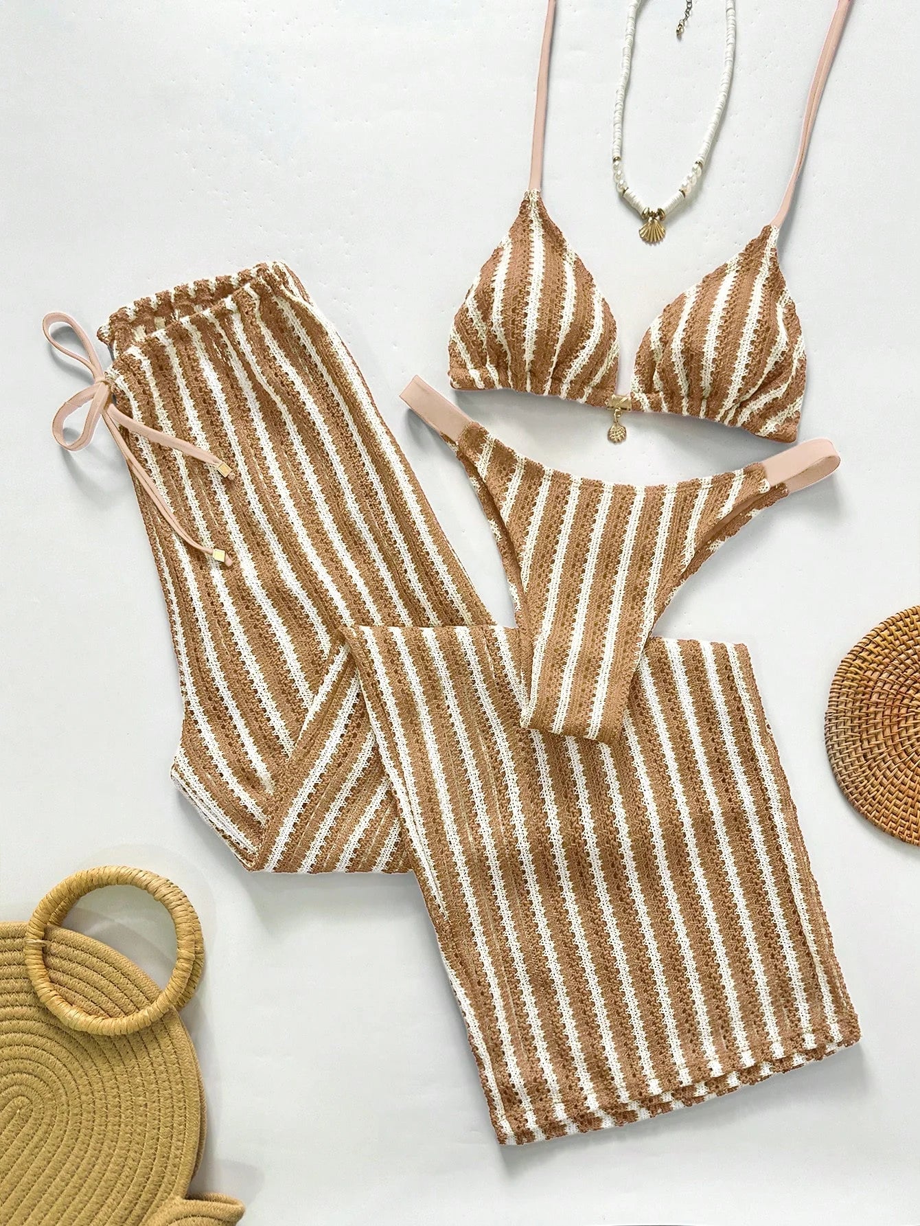 Biquíni de Crochê Listrado com Calça Saída de Praia