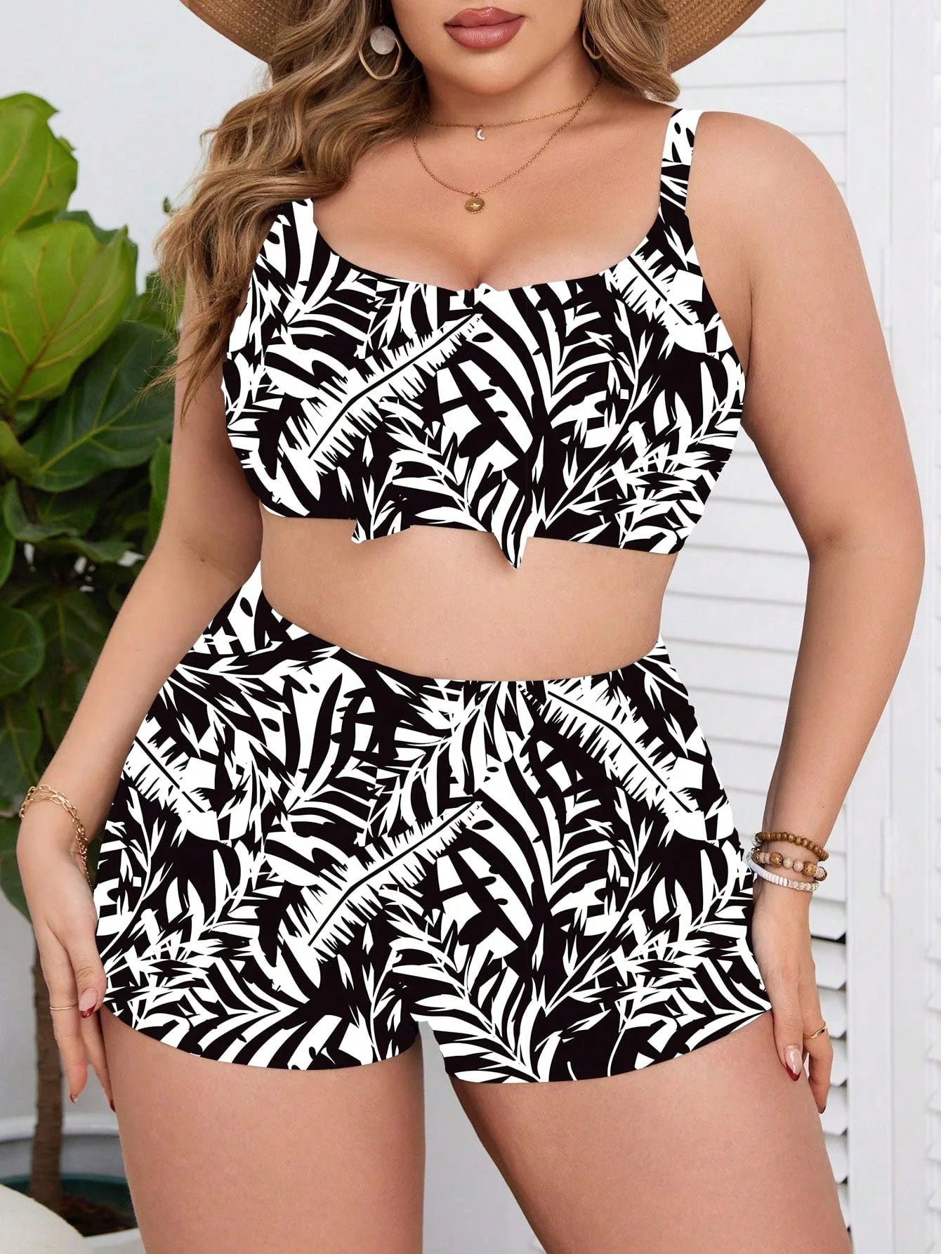 Biquíni Plus Size Alta Sustentação com Shortinho de Plantas